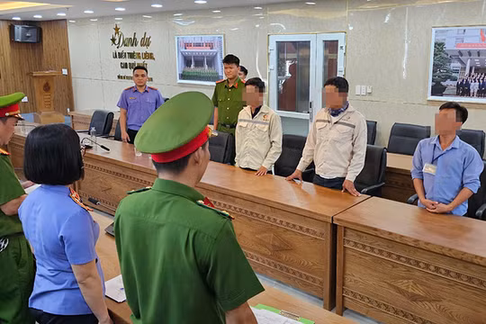 Cơ quan Công an và Viện KSND tống đạt quyết định khởi tố, bắt tạm giam 3 đối tượng chôn 162 tấn chất thải trong dự án nhà máy đốt rác Khánh Sơn.