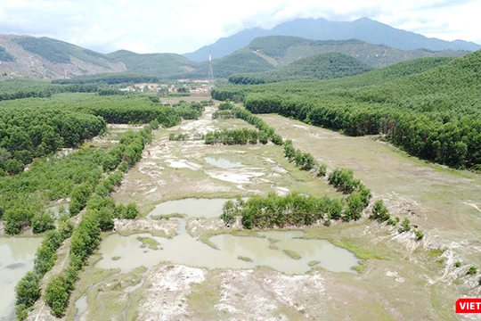 Hiện trạng mỏ đất sét tại thôn An Châu (xã Hòa Phú, huyện Hòa Vang, Đà Nẵng) do Công ty TNHH Hiệp Đại Hưng để lại sau khi rút khỏi hiện trường.