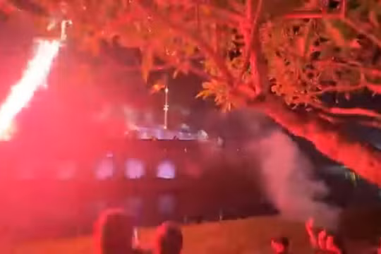 Hoả pháo thần công tại Kỳ đài Huế bắn về phía người xem khiến du khách tháo chạy.