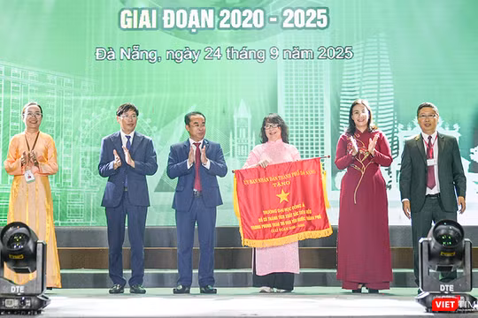 Đại diện UBND thành phố Đà Nẵng trao tặng Cờ thi đua cho ĐH Đông Á trong lễ khai giảng năm học mới.