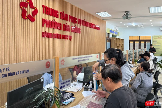 Công chức làm việc tại Trung tâm phục vụ hành chính công phường Hoà Cường, TP Đà Nẵng.