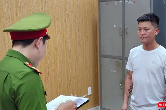 Công an TP Đà Nẵng tống đạt quyết định khởi tố bị can và thi hành lệnh bắt tạm giam đối với Phạm Công Lộc về hành vi tổ chức đánh bạc.