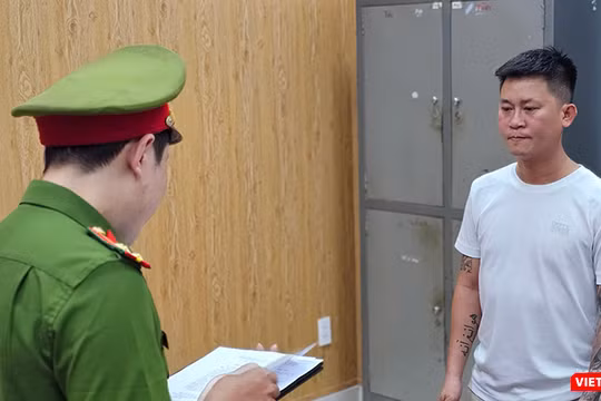 Công an TP Đà Nẵng tống đạt quyết định khởi tố bị can và thi hành lệnh bắt tạm giam đối với Phạm Công Lộc về hành vi tổ chức đánh bạc.