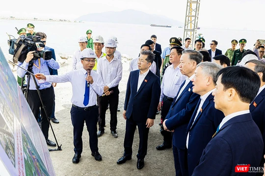Tổng Bí thư Tô Lâm và đoàn công tác thị sát, kiểm tra dự án đầu tư, xây dựng Bến cảng Liên Chiểu.