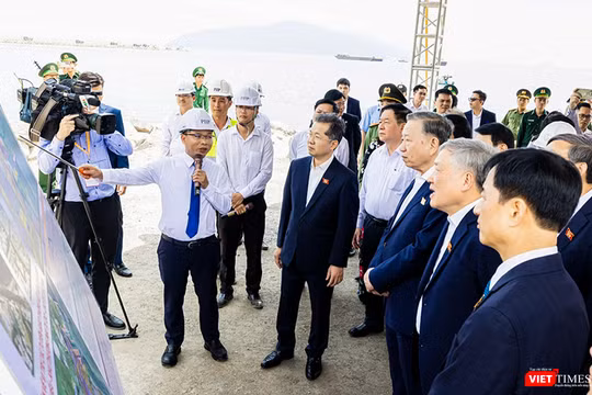 Tổng Bí thư Tô Lâm và đoàn công tác thị sát, kiểm tra dự án đầu tư, xây dựng Bến cảng Liên Chiểu.