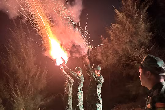 Lực lượng biên phòng bắn pháo hiệu tại 5 vị trí: Sơn Trà, Hải Vân, Cù Lao Chàm, Cửa Đại và Núi Thành để kêu gọi tàu thuyền khẩn trương vào bờ.