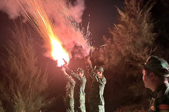 Lực lượng biên phòng bắn pháo hiệu tại 5 vị trí: Sơn Trà, Hải Vân, Cù Lao Chàm, Cửa Đại và Núi Thành để kêu gọi tàu thuyền khẩn trương vào bờ.