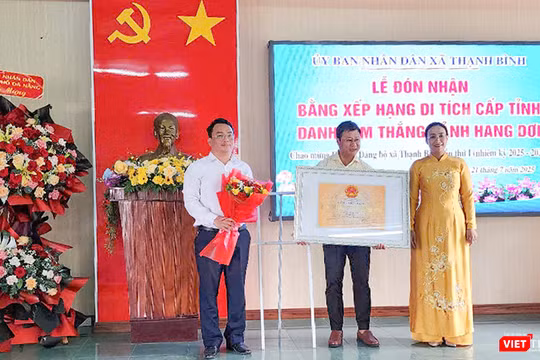 Bà Nguyễn Thị Anh Thi, Phó Chủ tịch UBND TP trao quyết định công nhận danh thắng Hang Dơi là danh thắng cấp thành phố cho lãnh đạo UBND xã Thạnh Bình.