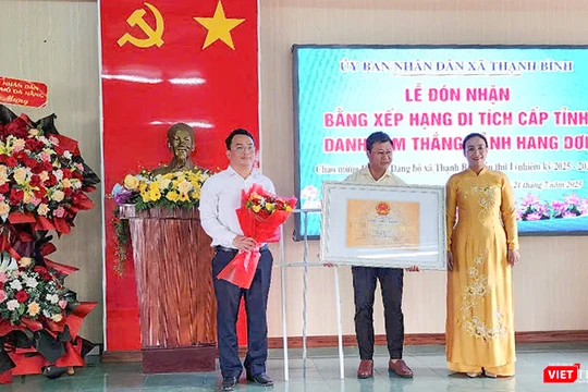 Bà Nguyễn Thị Anh Thi, Phó Chủ tịch UBND TP trao quyết định công nhận danh thắng Hang Dơi là danh thắng cấp thành phố cho lãnh đạo UBND xã Thạnh Bình.