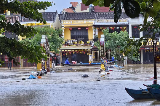 Cầu An Hội chìm trong nước lũ.