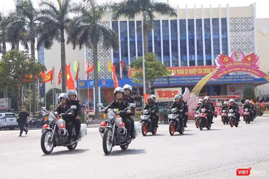 Các lực lượng diễu hành hưởng ứng Ngày toàn dân phòng, chống mua bán người 30/ ở trung tâm TP. Huế.