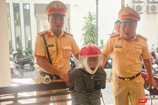 Người khách có biểu hiện bất thường bị lực lượng CSGT khống chế.