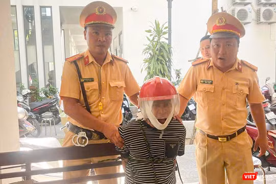 Người khách có biểu hiện bất thường bị lực lượng CSGT khống chế.