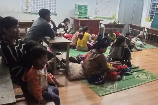 Người dân ở vùng núi thành phố Đà Nẵng được sơ tán khỏi khu vực nguy hiểm đến nơi an toàn.