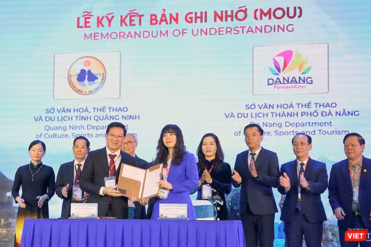 Lãnh đạo Sở VH-TT&DL Đà Nẵng và Quảng Ninh lại lễ ký kết.