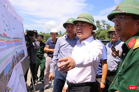 Thứ trưởng Bộ Xây dựng Nguyễn Việt Hùng, Phó trưởng Đoàn kiểm tra số 1 theo quyết định của Thủ tướng Chính phủ tại chuyến kiểm tra thực địa, làm việc với các đơn vị liên quan về tiến độ dự án cao tốc Hòa Liên – Túy Loan (TP Đà Nẵng).