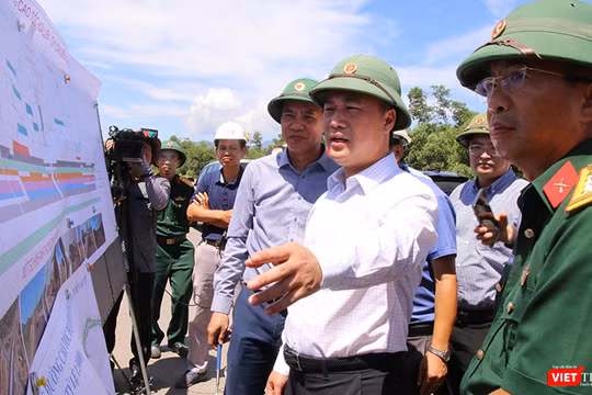 Thứ trưởng Bộ Xây dựng Nguyễn Việt Hùng, Phó trưởng Đoàn kiểm tra số 1 theo quyết định của Thủ tướng Chính phủ tại chuyến kiểm tra thực địa, làm việc với các đơn vị liên quan về tiến độ dự án cao tốc Hòa Liên – Túy Loan (TP Đà Nẵng).