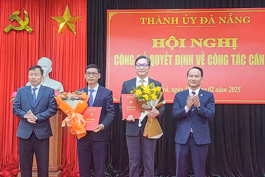 Ông Phùng Phú Phong (thứ 2 từ trái qua), Giám đốc Sở Xây dựng được điều động, chỉ định giữ chức Bí thư Quận ủy Sơn Trà.