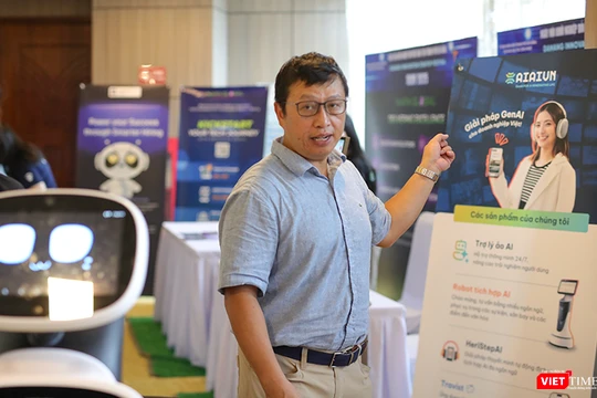 Ông Anthony Tuan Phan, Founder và CEO Công ty CP Trí tuệ Nhân tạo Việt Nam - AIAIVN, bên robot sử dụng công nghệ GenAI phục vụ du lịch.