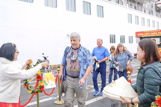 Khách du lịch tàu biển đến xông đất Đà Nẵng trong dịp Tết Nguyên đán Ất Tỵ 2025