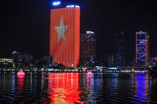 7 đóa sen thắp sáng sông Hàn nhân Đại lễ Vesak 2025 mang thông điệp quốc thái dân an, biểu tượng thiêng liêng của Phật đản và văn hóa tâm linh Phật giáo tại Đà Nẵng.