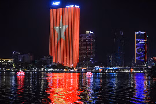 7 đóa sen thắp sáng sông Hàn nhân Đại lễ Vesak 2025 mang thông điệp quốc thái dân an, biểu tượng thiêng liêng của Phật đản và văn hóa tâm linh Phật giáo tại Đà Nẵng.