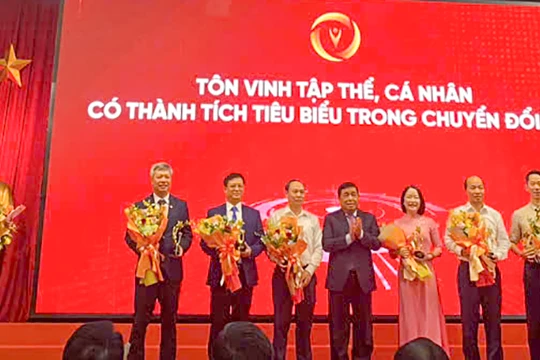Ông Hồ Quang Bửu (thừ 2 từ trái sang), Phó Chủ tịch UBND thành phố Đà Nẵng thay mặt UBND TP Đà Nẵng nhận cup vinh danh là “Thành phố tiêu biểu về chuyển đổi số giai đoạn 2020 - 2024”.