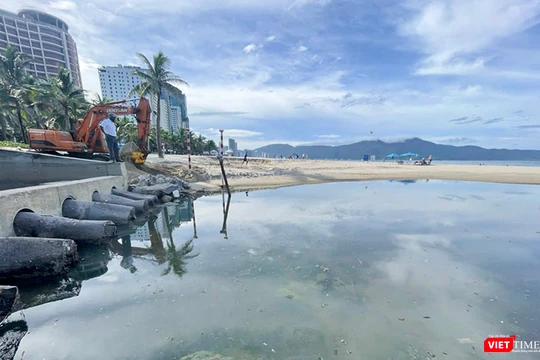 Biển du lịch Đà Nẵng bị nước thải hôi thối tấn công.