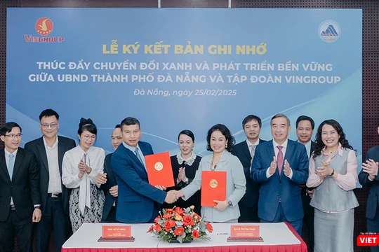 Ông Hồ Kỳ Minh, Phó chủ tịch Thường trực UBND TP Đà Nẵng và bà Lê Thị Thu Thuỷ, Phó chủ tịch Tập đoàn Vingroup trao biên bản ghi nhớ lại lế ký kết.