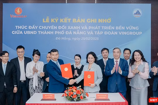 Ông Hồ Kỳ Minh, Phó chủ tịch Thường trực UBND TP Đà Nẵng và bà Lê Thị Thu Thuỷ, Phó chủ tịch Tập đoàn Vingroup trao biên bản ghi nhớ lại lế ký kết.