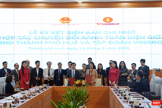 Quang cảnh lễ ký kết biên bản ghi nhớ hợp tác toàn diện về chuyển đổi xanh, chuyển đổi số giữa TP Huế và Vingroup.