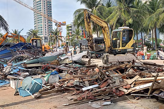 Sau 8 tháng đối thoại không thành, ngày 7/5, UBND quận Sơn Trà (TP Đà Nẵng) đã mạnh tay cưỡng chế các ki ốt ven biển du lịch trên đường Võ Nguyên Giáp.