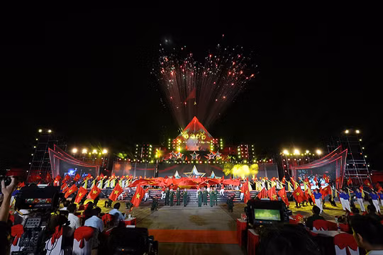 Quang cảnh chương trình nghệ thuật “Dưới cờ vinh quang” chào mừng kỷ niệm 80 năm Cách mạng tháng Tám và Quốc khánh 2-9 đã chính thức diễn ra tại Huế.