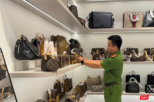 Công an kiểm tra shop thời trang trên địa bàn thành phố Đà Nẵng.