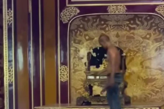 Đối tượng Hồ Văn Phương Tâm cởi trần, phá hoại ngai vua triều Nguyễn trong Điện Thái Hoà hôm 24/5.