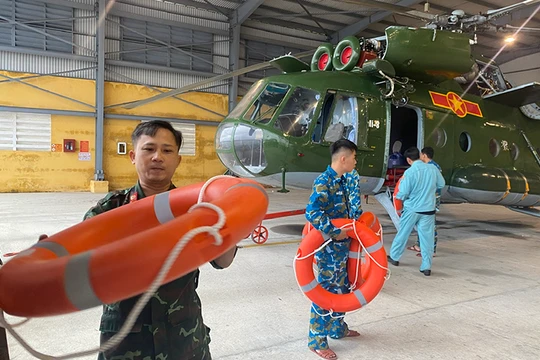 Sư đoàn Không quân 372 sẵn sàng lực lượng, phương tiện bay và triển khai phương án vận tải phao cứu sinh bằng trực thăng đến các vùng ngập sâu, chia cắt của Gia Lai và Đắk Lắk.