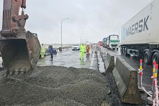 Lực lượng giao thông nỗ lực khắc phục sửa chữa hư hỏng trên Quốc lộ 1A đoạn qua các tỉnh Gia Lai, Đắk Lắk.