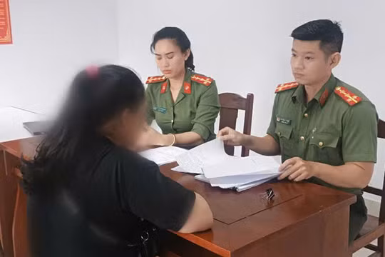 Chị H.K.L. bị mời lên cơ quan công an làm việc. Ảnh: Công an cung cấp.