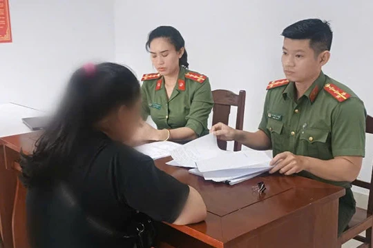 Chị H.K.L. bị mời lên cơ quan công an làm việc. Ảnh: Công an cung cấp.