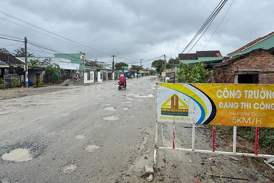 Các vị trí hư hỏng, đọng nước trên tuyến Quốc lộ 14E (đoạn qua xã Bình Quý, huyện Thăng Bình, Quảng Nam) đã được đơn vị thi công khắc phục, đảm bảo việc đi lại cho người dân.