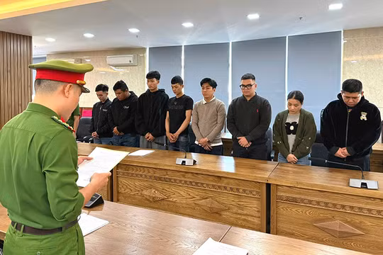 Cơ quan Cảnh sát điều tra tống đạt quyết định khởi tố thêm 10 đối tượng liên quan đến đường dây lừa đảo xuyên biên giới.