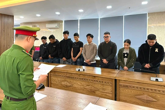 Cơ quan Cảnh sát điều tra tống đạt quyết định khởi tố thêm 10 đối tượng liên quan đến đường dây lừa đảo xuyên biên giới.