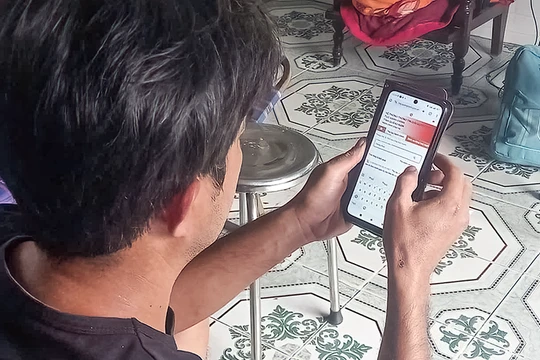 Anh Trần Thái Vũ (trú thôn Đại An, xã Đại Lãnh, huyện Đại Lộc) thực hiện khai báo, xác thực hồ sơ ở nhà mà không phải lên UBND xã chờ đợi như trước đây.