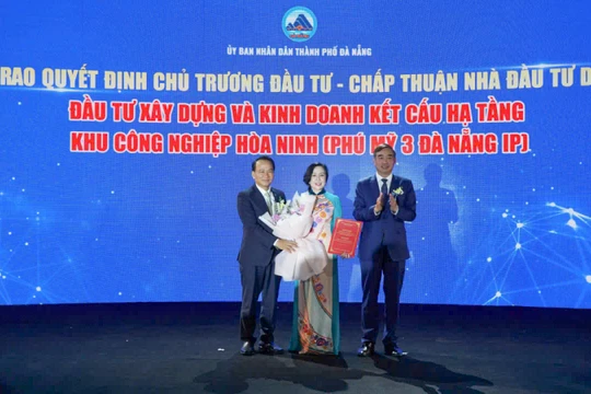 Lãnh đạo TP Đà Nẵng trao quyết định chủ trương đầu tư hạ tầng Khu công nghiệp Hoà Ninh cho đại diện Công ty CP Thanh Bình Phú Mỹ tại lễ khởi động dự án.