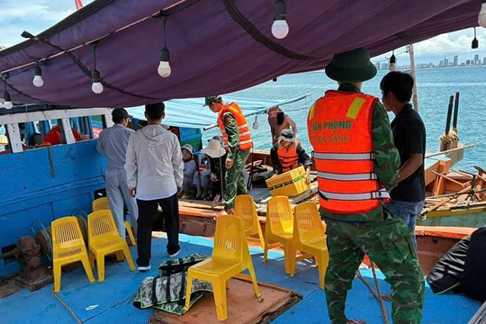 Lực lượng tuần tra của Đồn Biên phòng Sơn Trà (Đà Nẵng) kiểm tra và xử lý trường hợp tàu cá tổ chức tour câu mực trên biển trái phép. Ảnh: Đồn Biên phòng Sơn Trà cung cấp.