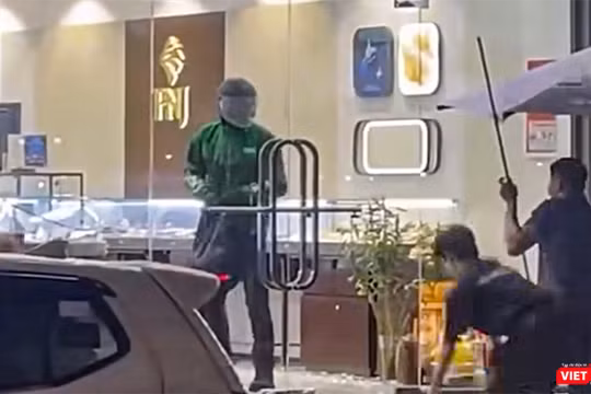Tên cướp thực hiện vụ cướp tiệm vàng PNJ ở Đà Nẵng. Ảnh chụp từ clip.