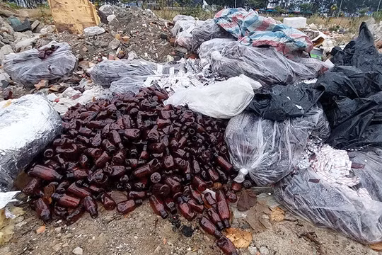 Hàng trăm sản phẩm thuốc diện thu hồi của Công ty dược Trung ương 3 vứt lăn lóc trên đường ở Đà Nẵng.