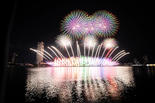 Màn pháo hoa ấn tượng của đội Việt Nam 2 trong đêm thứ 2 DIFF 2025.