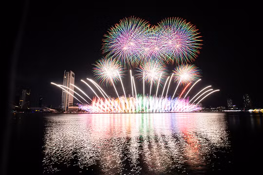 Màn pháo hoa ấn tượng của đội Z121 Vina Pyrotech (Việt Nam) trong đêm thứ 2 DIFF 2025.