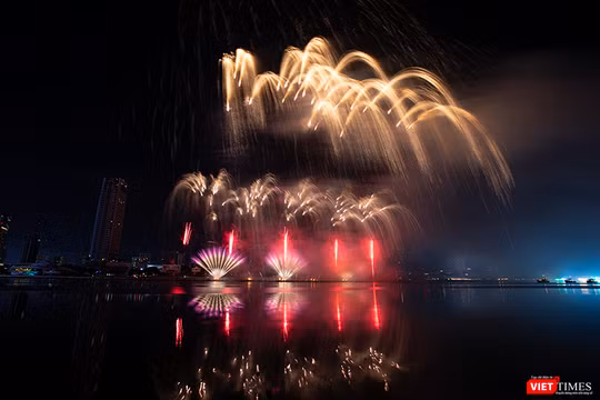 Màn pháo hoa mãn nhãn của đội Phần Lan trong đêm khai mạc DIFF 2025.